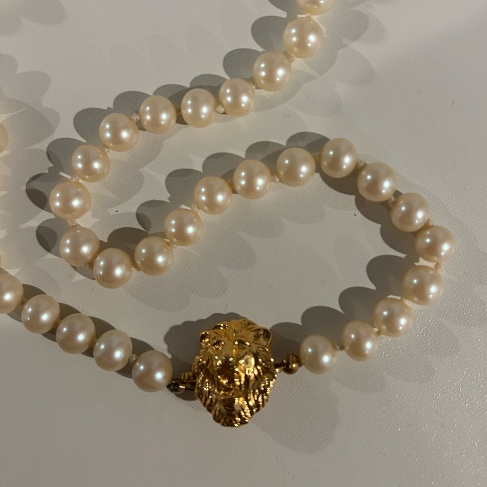 Elegant Faux Pearl Necklace with Gold Lion Clasp